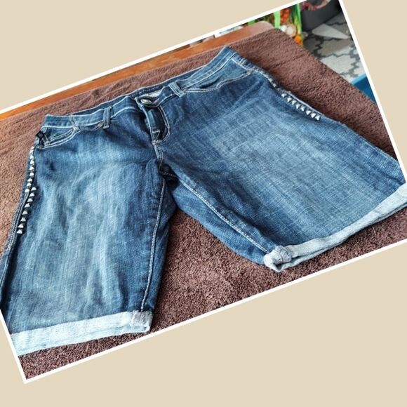 Rock&Republic Cuffed Dark Jean Long Shorts Size 10 - Picture 1 of 5